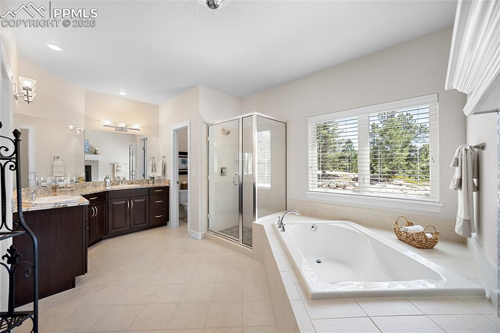 Image 22 of 50: Bathroom