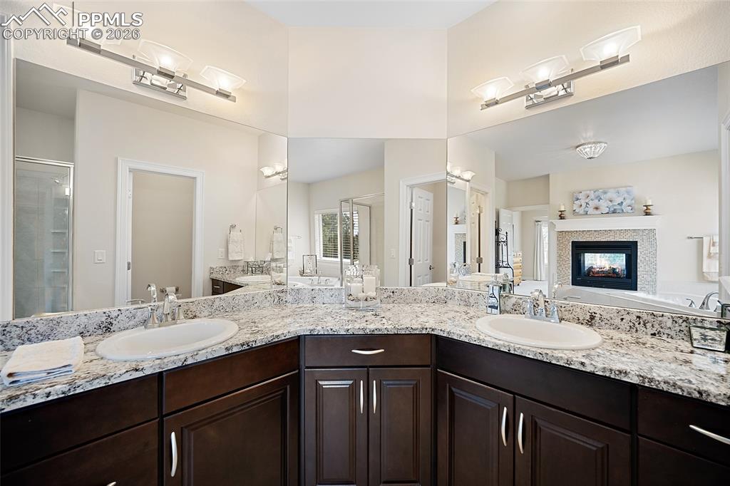 Image 23 of 50: Bathroom