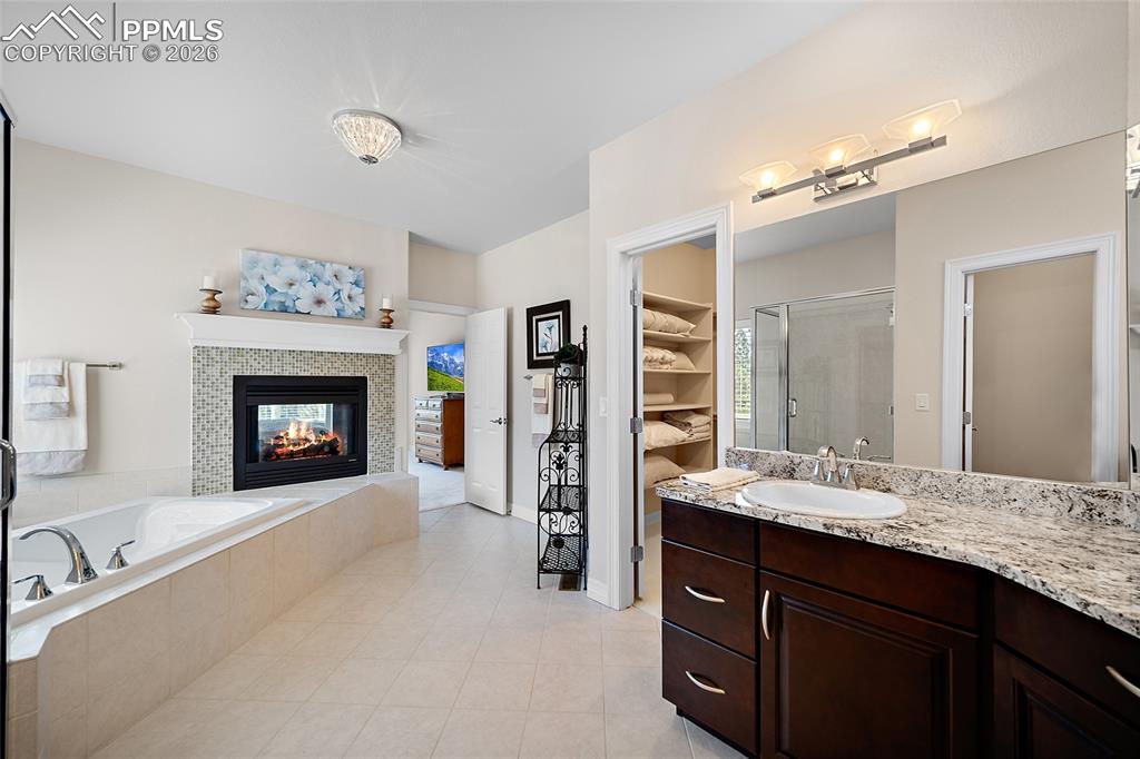 Image 24 of 50: Bathroom