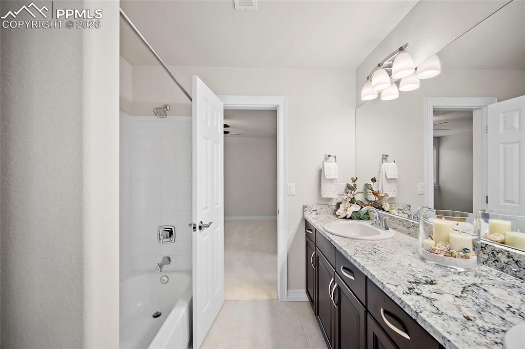 Image 28 of 50: Bathroom