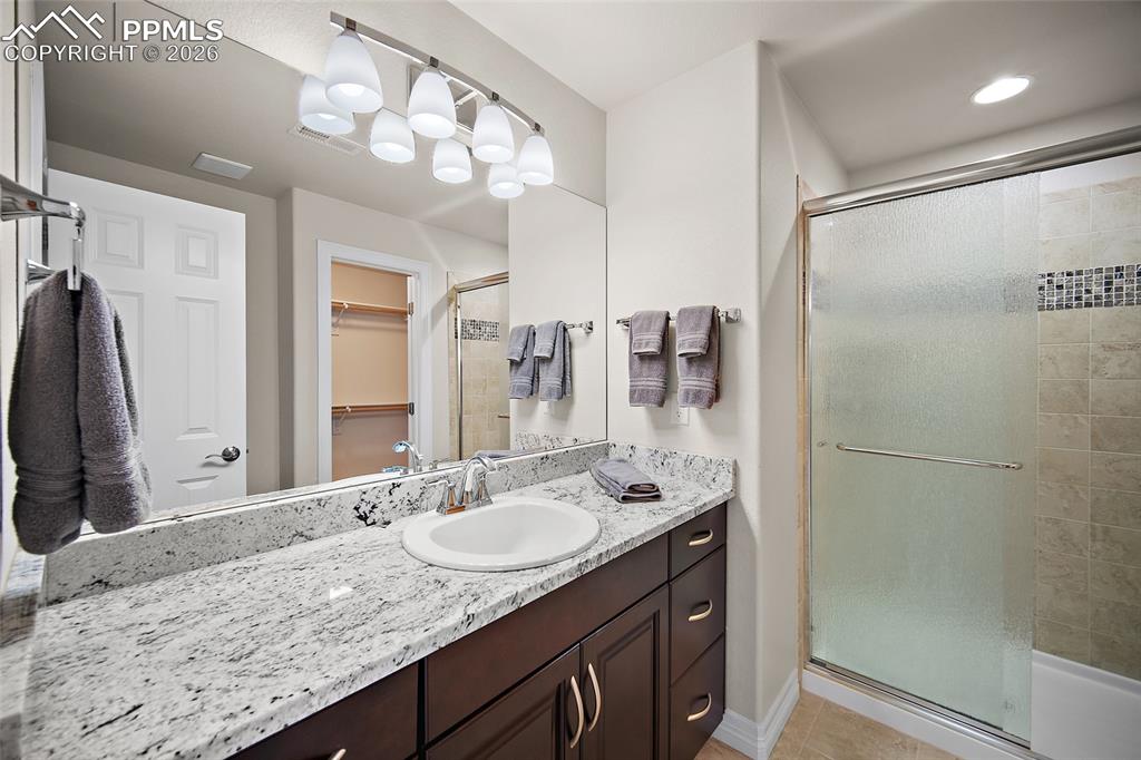 Image 33 of 50: Bathroom