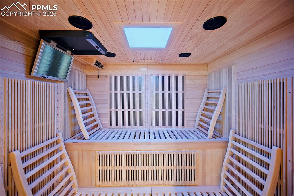 Image 42 of 50: Sauna