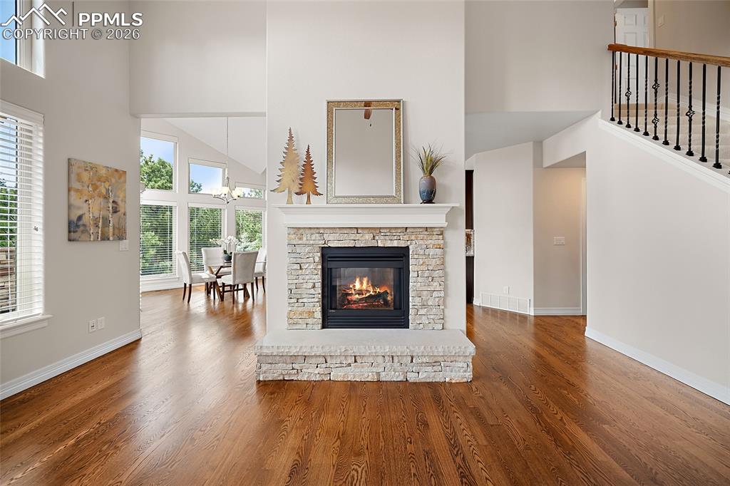 Image 5 of 50: Living Room