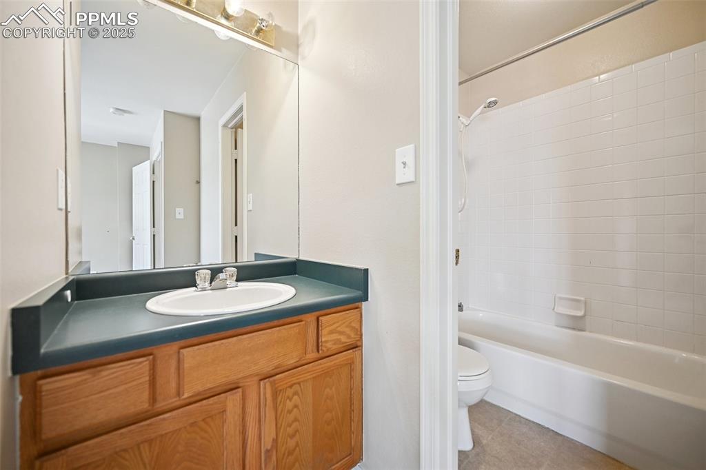 Image 13 of 18: Bathroom