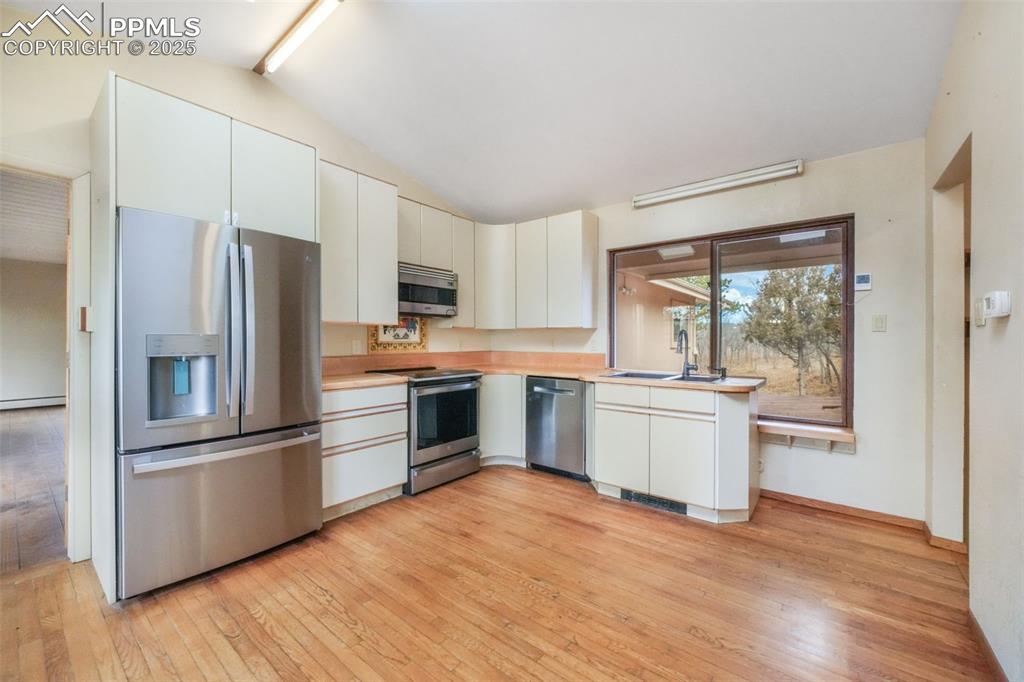 Image 10 of 50: Kitchen