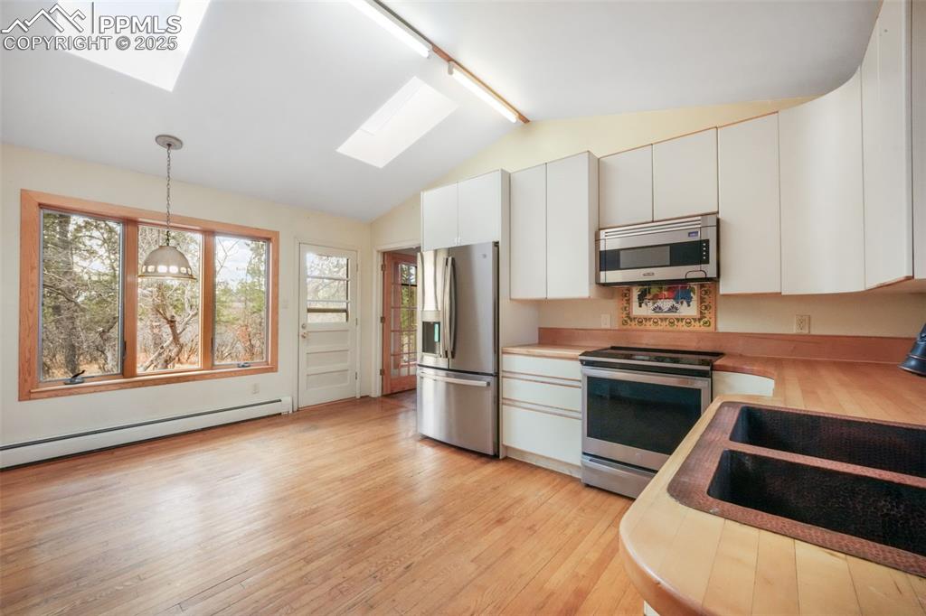 Image 11 of 50: Kitchen