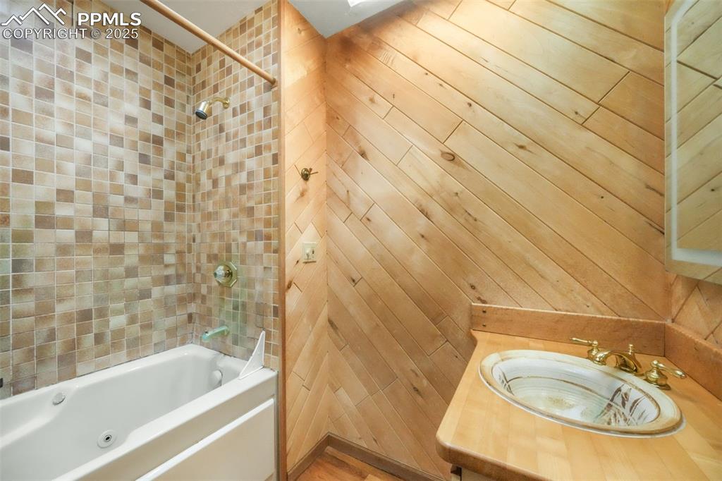 Image 19 of 50: Main Level Bathroom 