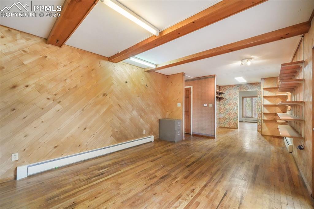 Image 21 of 50: Living Room