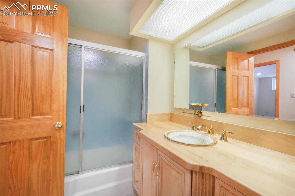 Image 29 of 50: Bathroom