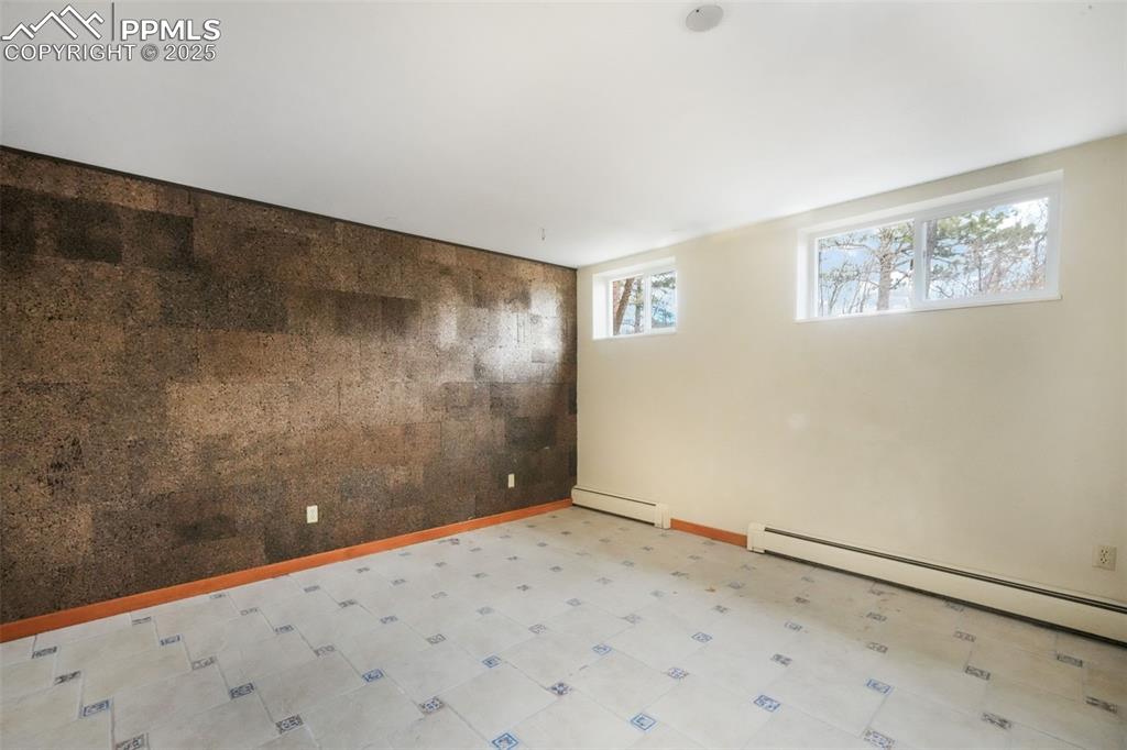 Image 30 of 50: Bedroom