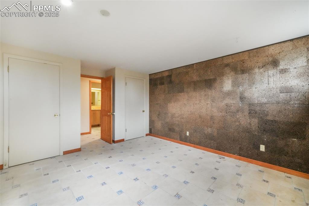 Image 31 of 50: Bedroom