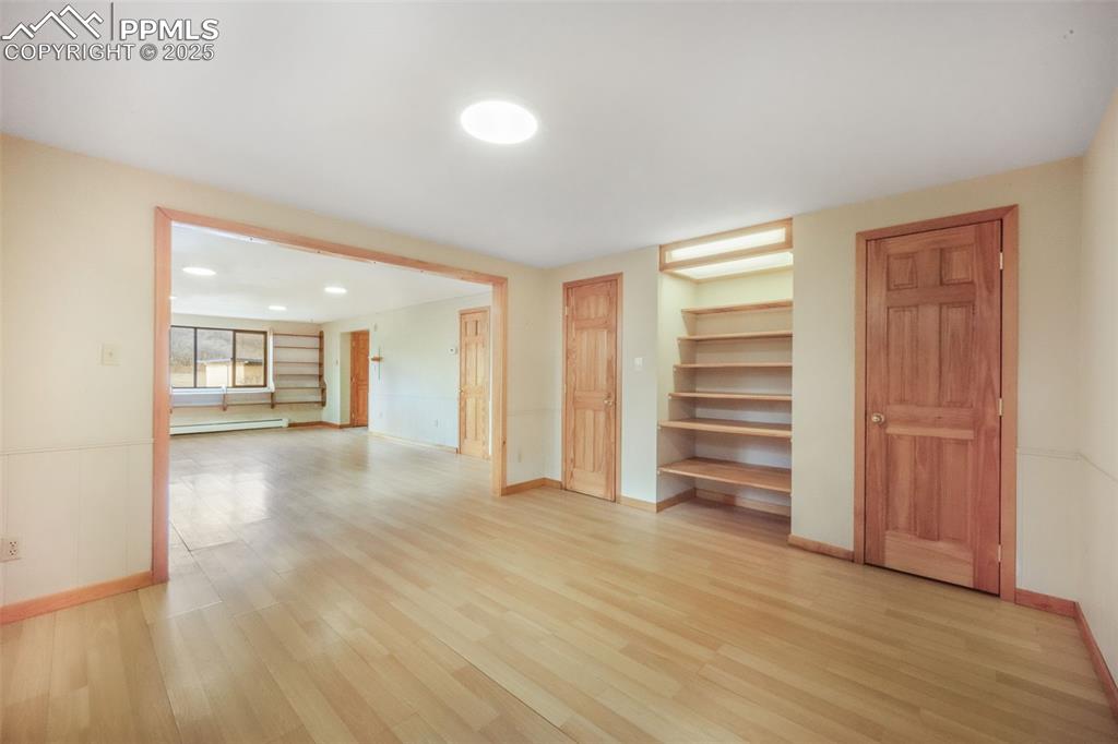 Image 37 of 50: Office