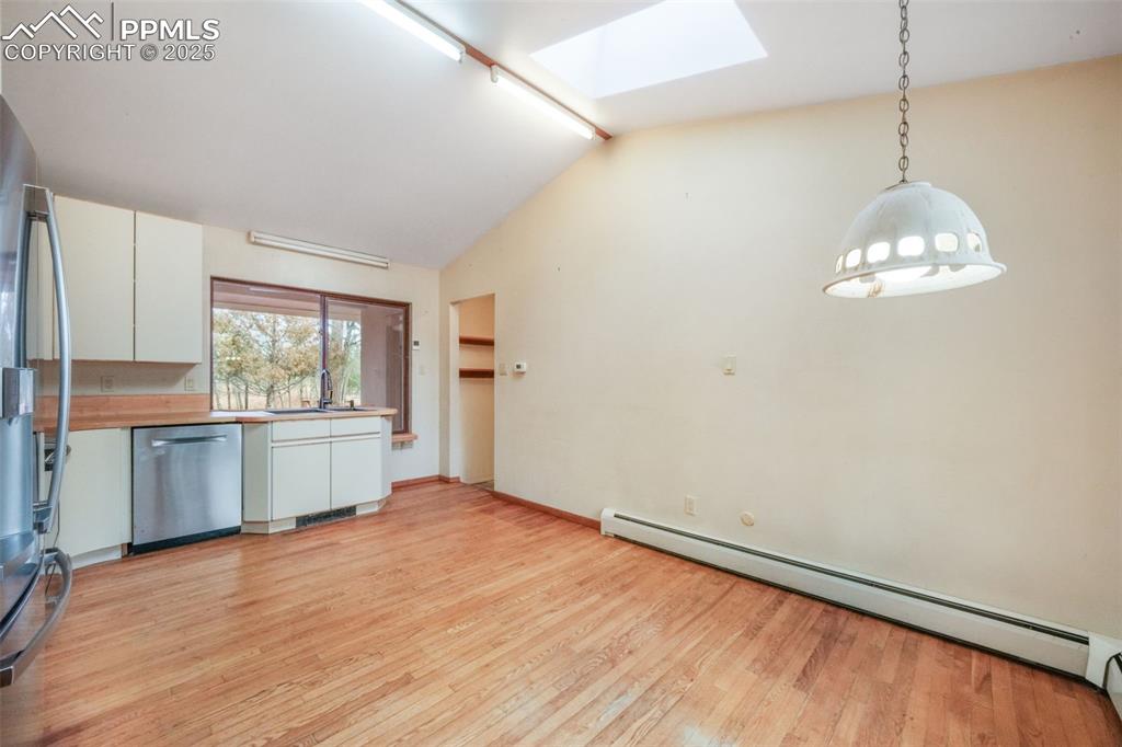 Image 8 of 50: Kitchen