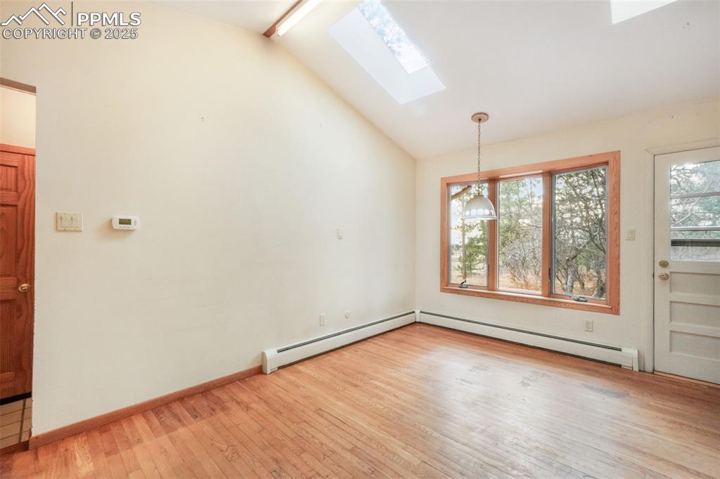 Image 9 of 50: Dining Area