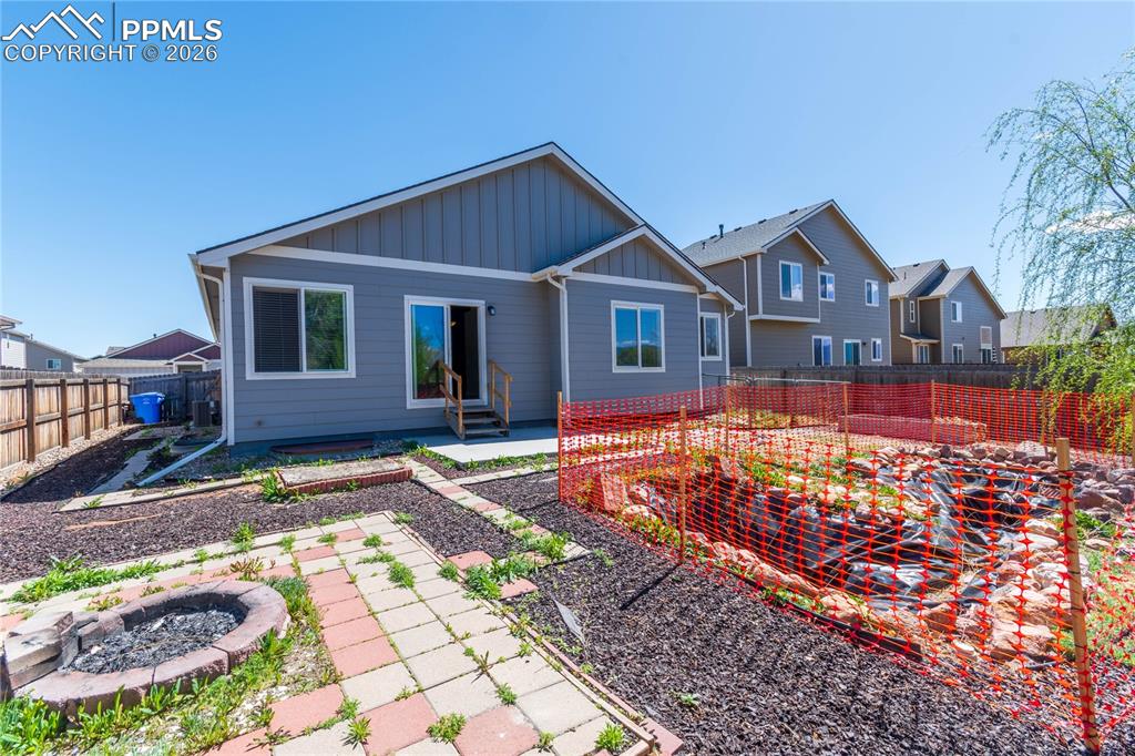 Image 10 of 38: Yard