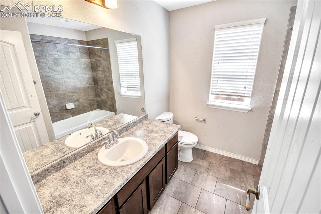 Image 14 of 38: Yard