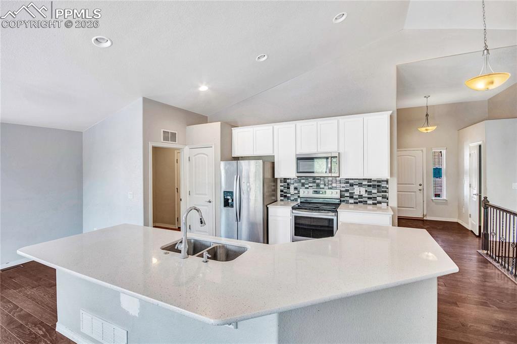 Image 18 of 38: Bathroom