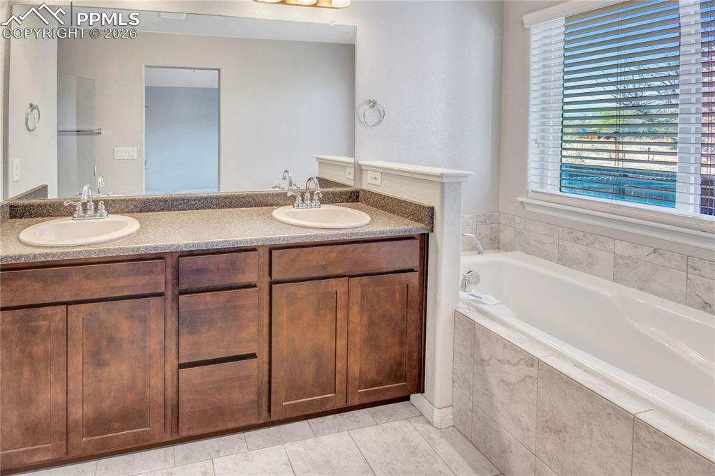 Image 23 of 38: Kitchen