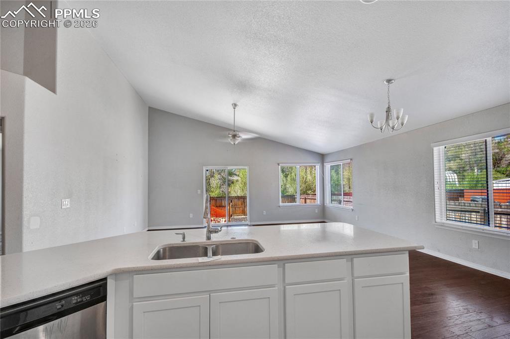 Image 27 of 38: Bathroom