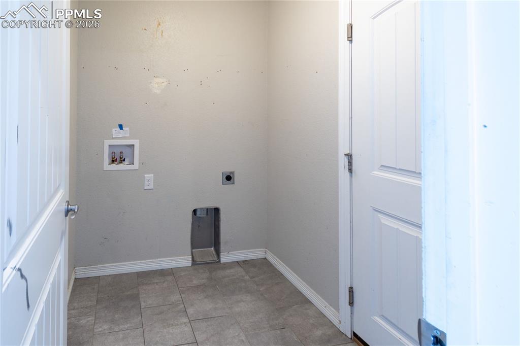 Image 31 of 38: Bedroom