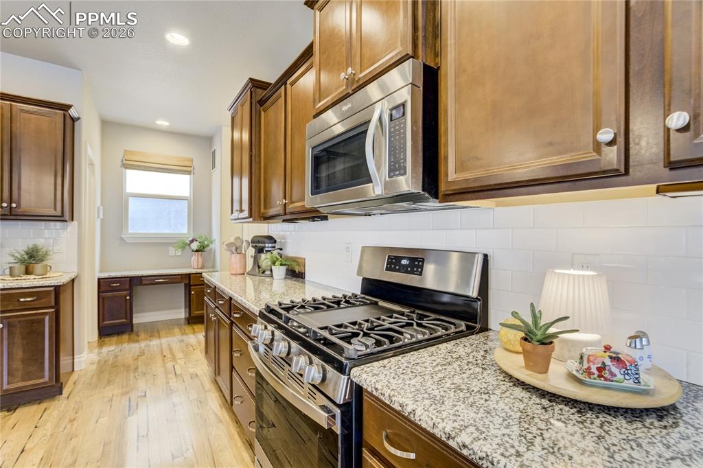 Image 13 of 49: Kitchen