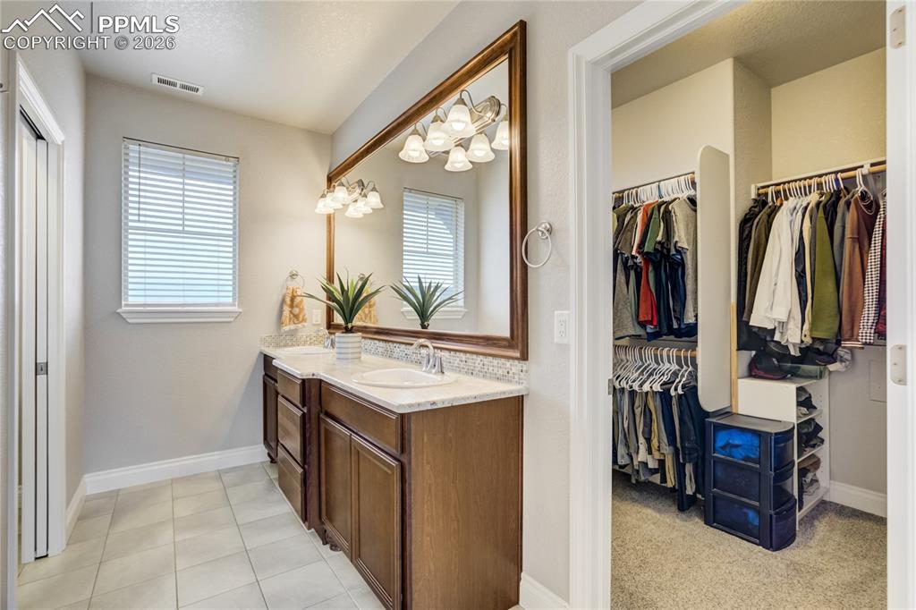 Image 28 of 49: Bathroom