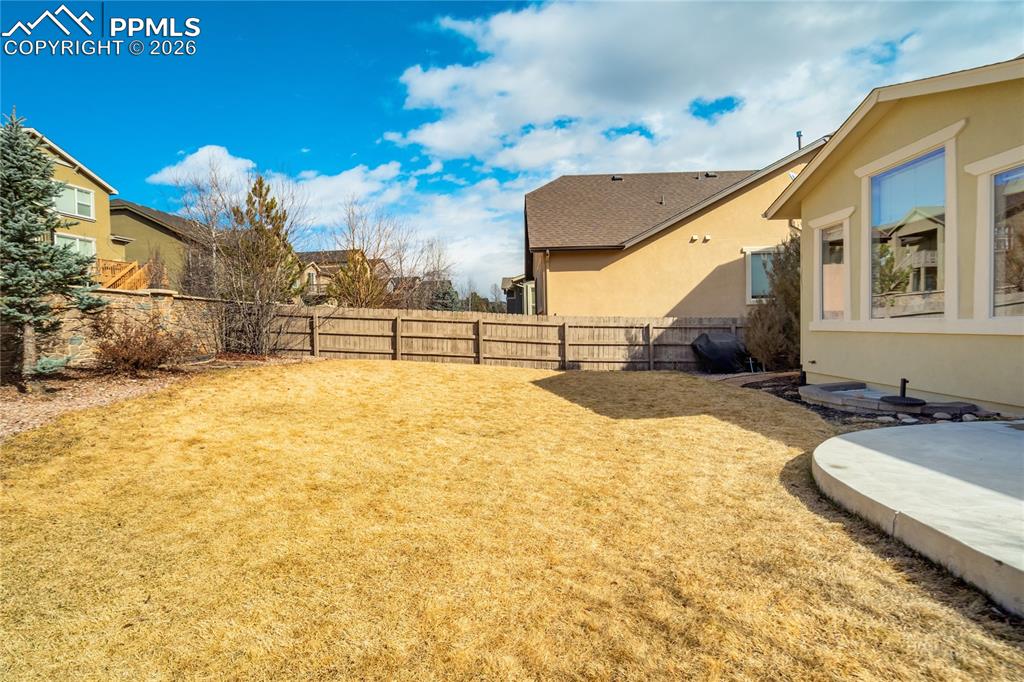 Image 48 of 49: Yard