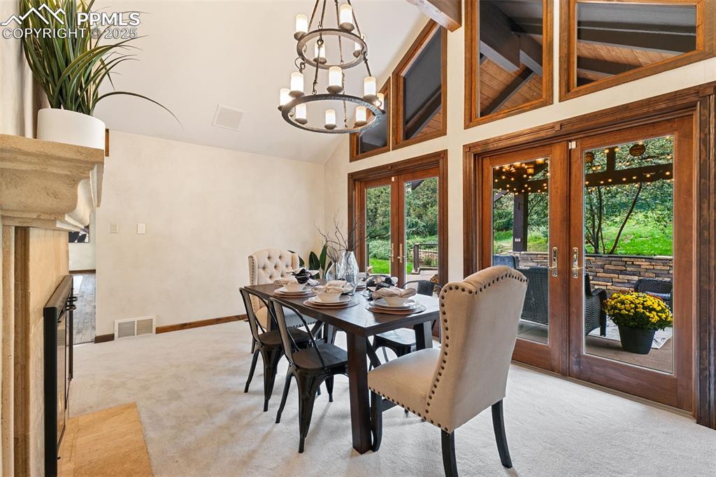 Image 10 of 50: Dining Area