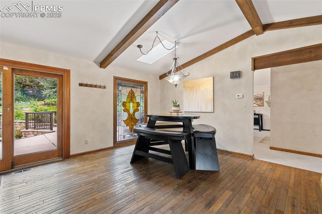 Image 15 of 50: Dining Area