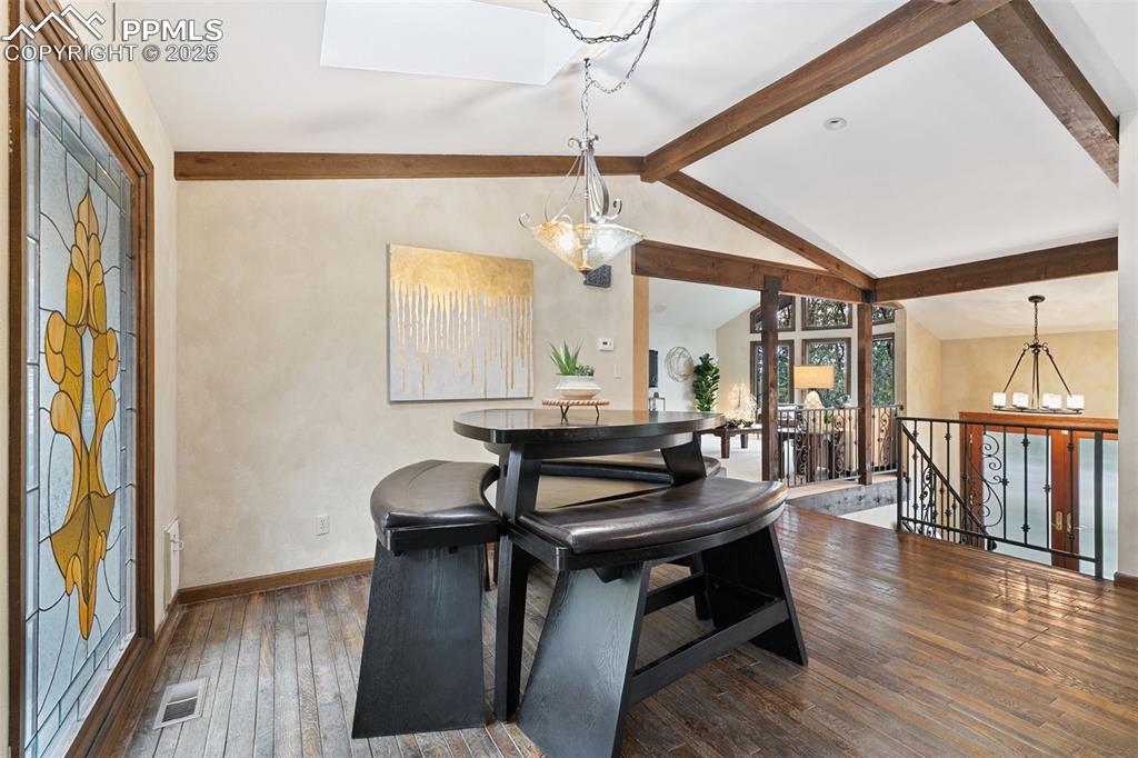 Image 16 of 50: Dining Area