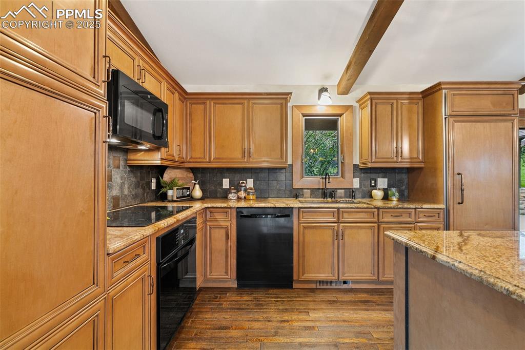 Image 19 of 50: Kitchen