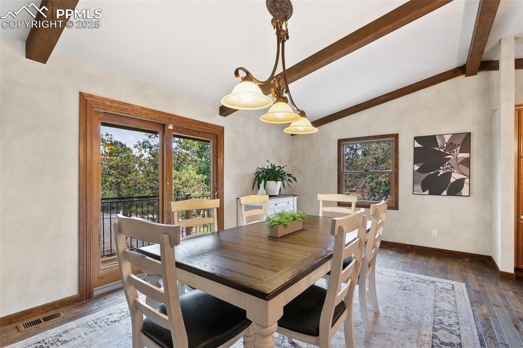 Image 21 of 50: Dining Area
