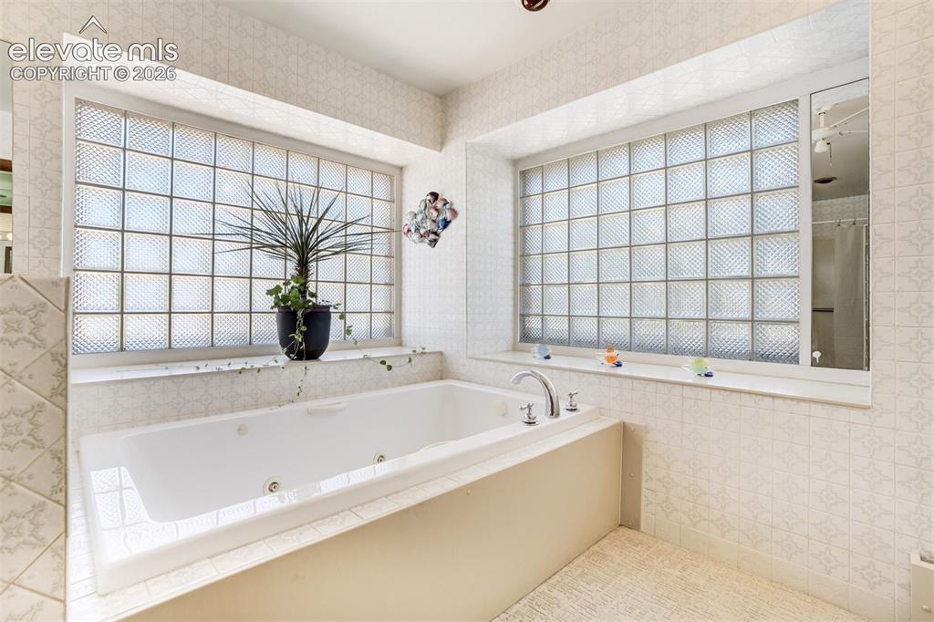 Image 27 of 50: Jetted tub to give total relaxation.
