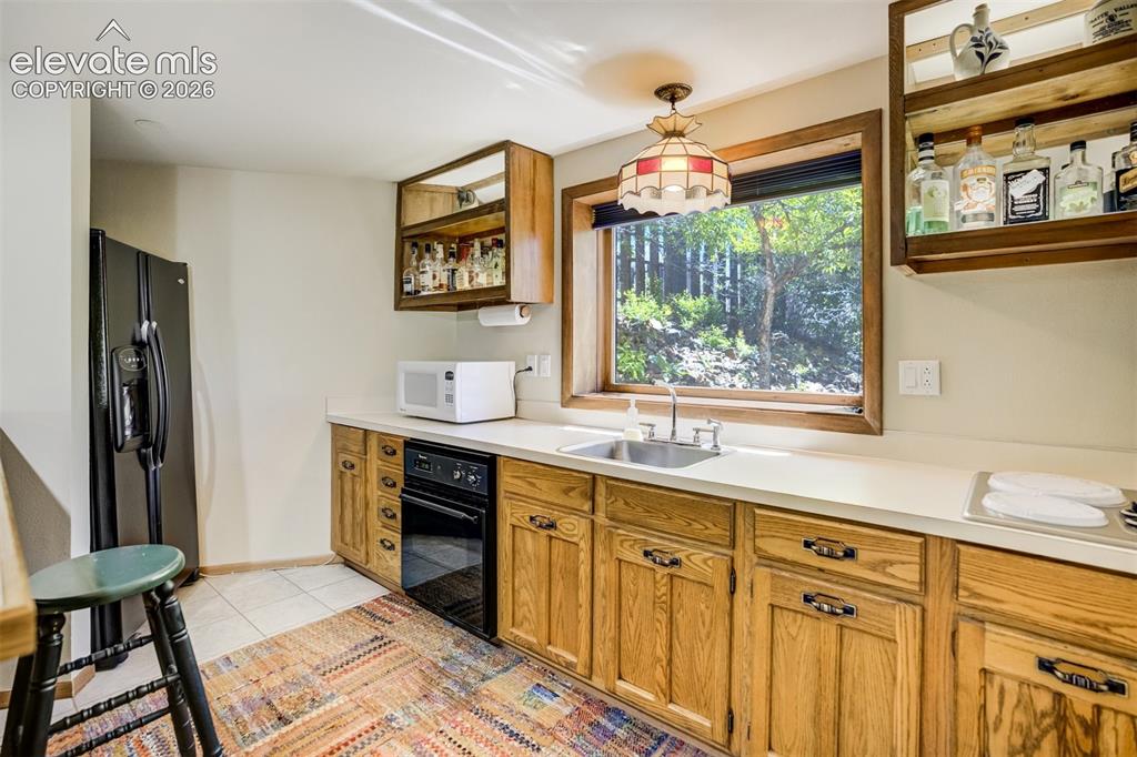 Image 36 of 50: Wet bar in Family Room.
