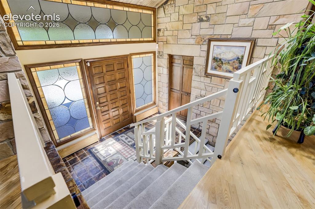 Image 4 of 50: Lovely entry foyer