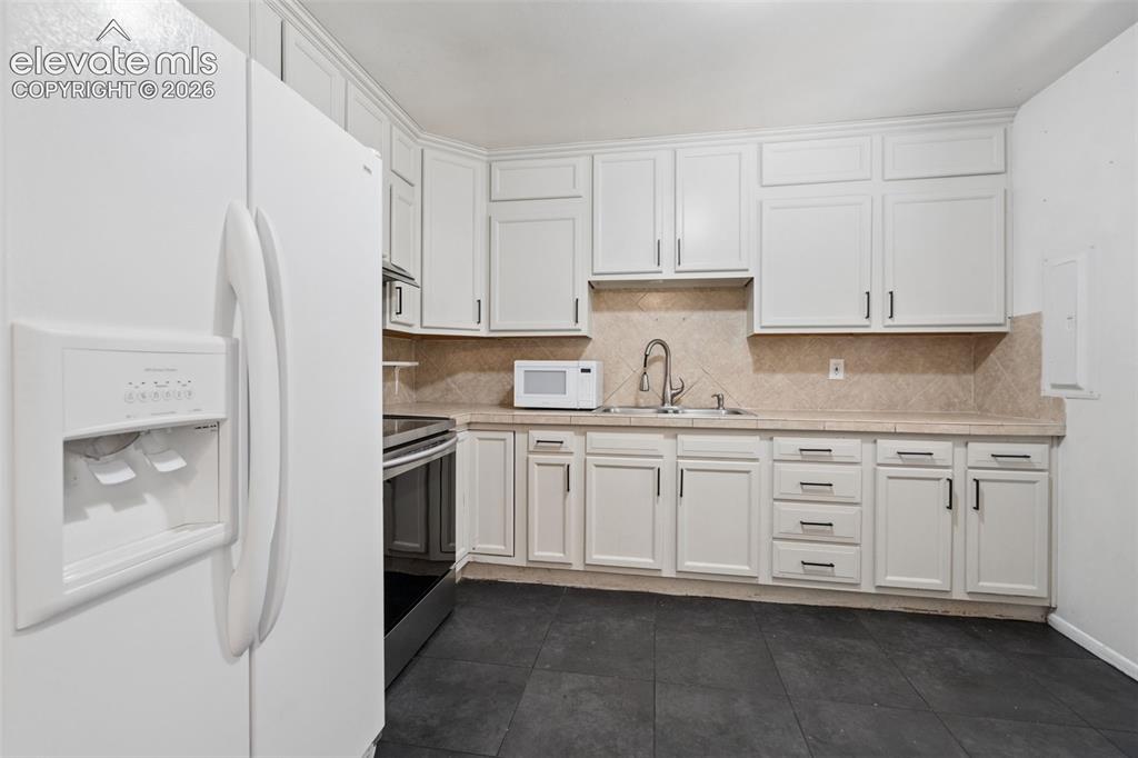 Image 10 of 30: Kitchen