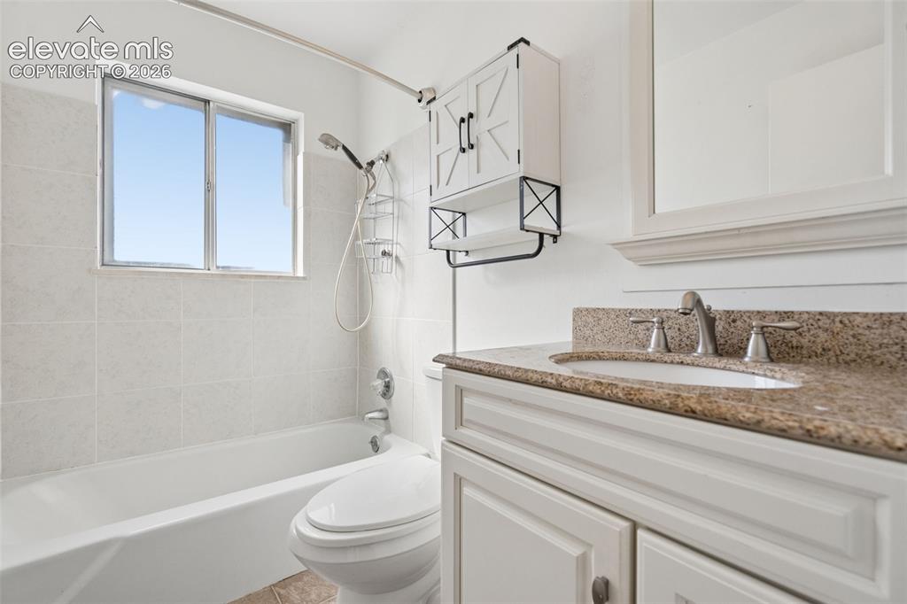 Image 17 of 30: Bathroom