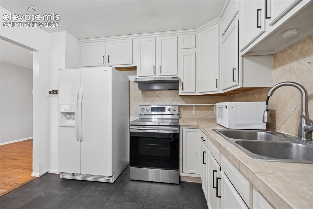 Image 8 of 30: Kitchen