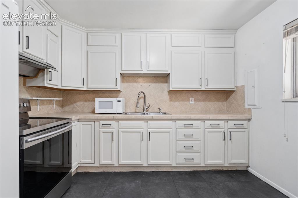 Image 9 of 30: Kitchen