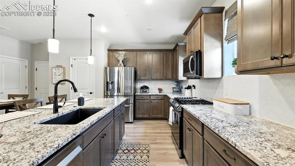 Image 4 of 39: Kitchen