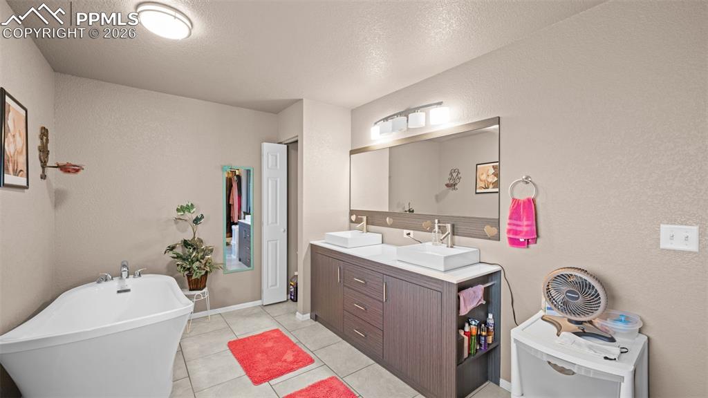 Image 13 of 36: Bathroom