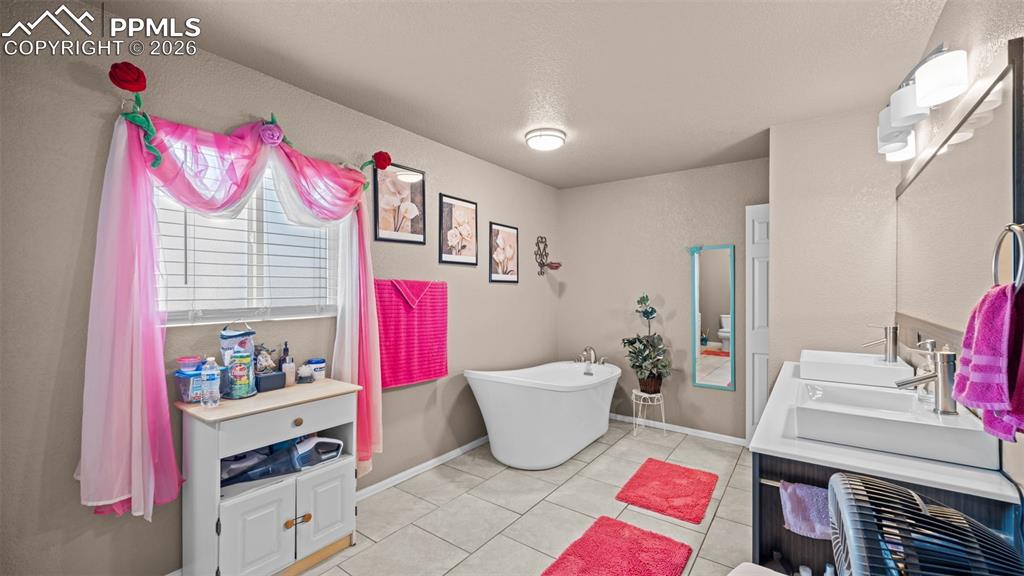 Image 14 of 36: Bathroom