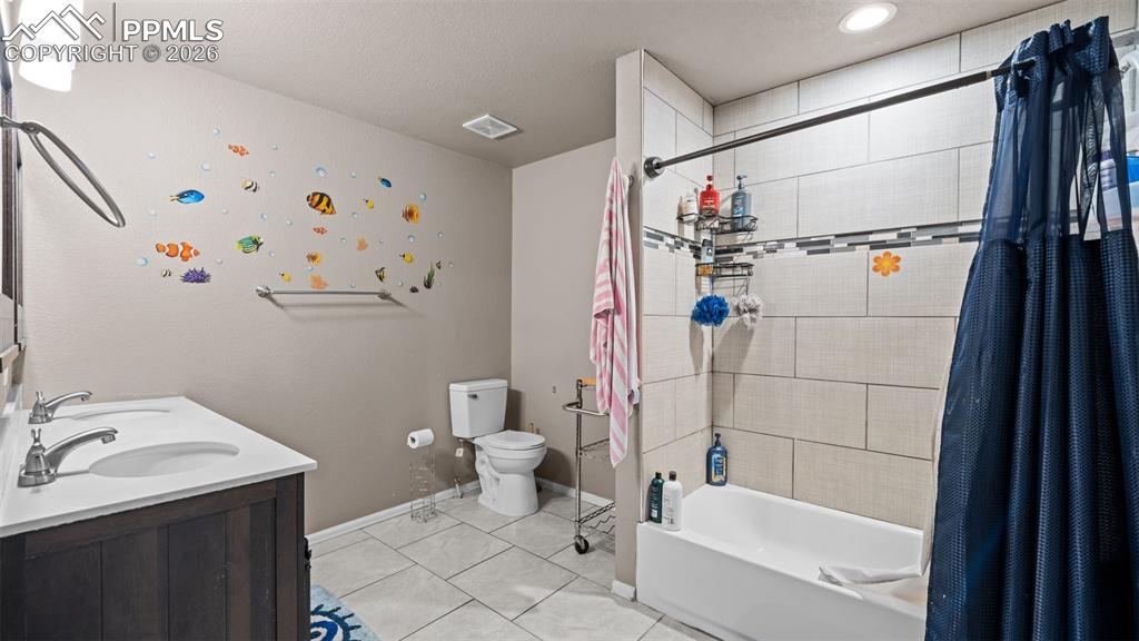 Image 18 of 36: Bathroom