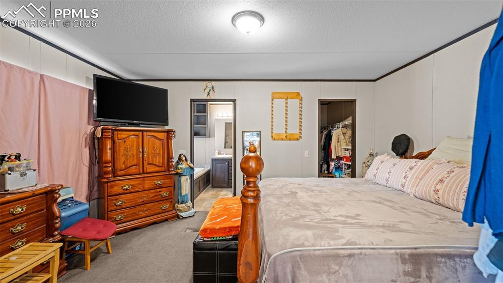 Image 31 of 36: Bedroom