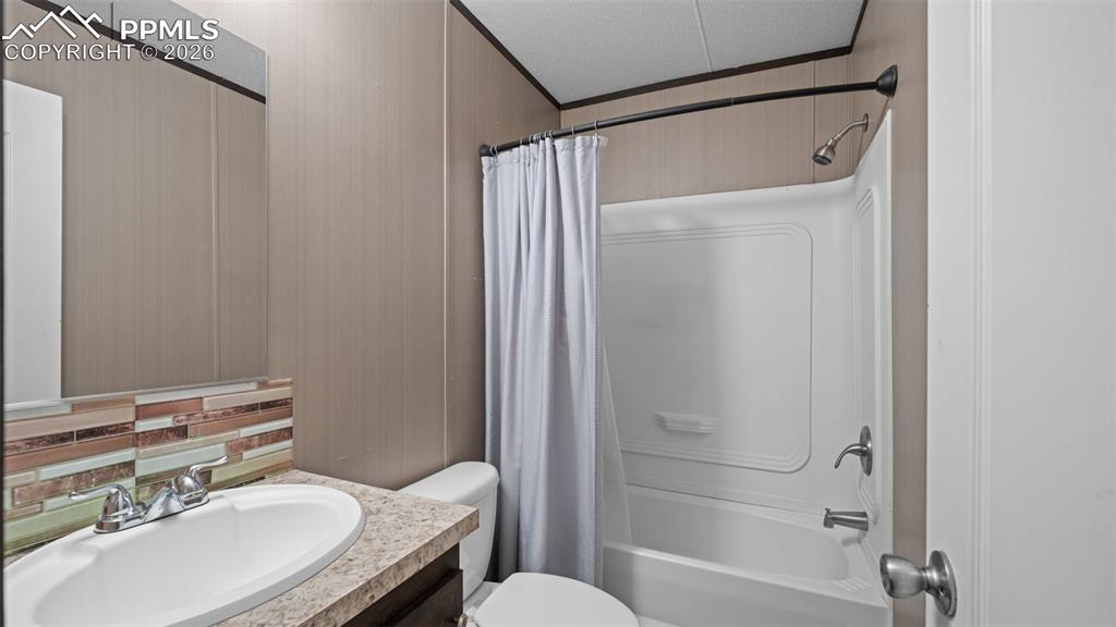 Image 34 of 36: Bathroom