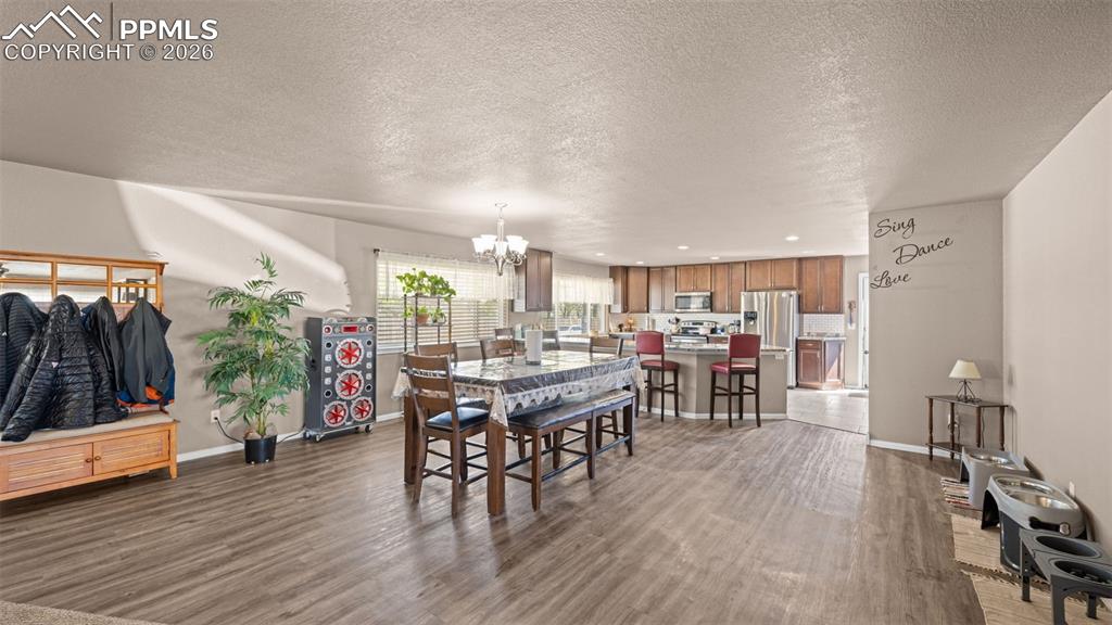 Image 7 of 36: Dining Area