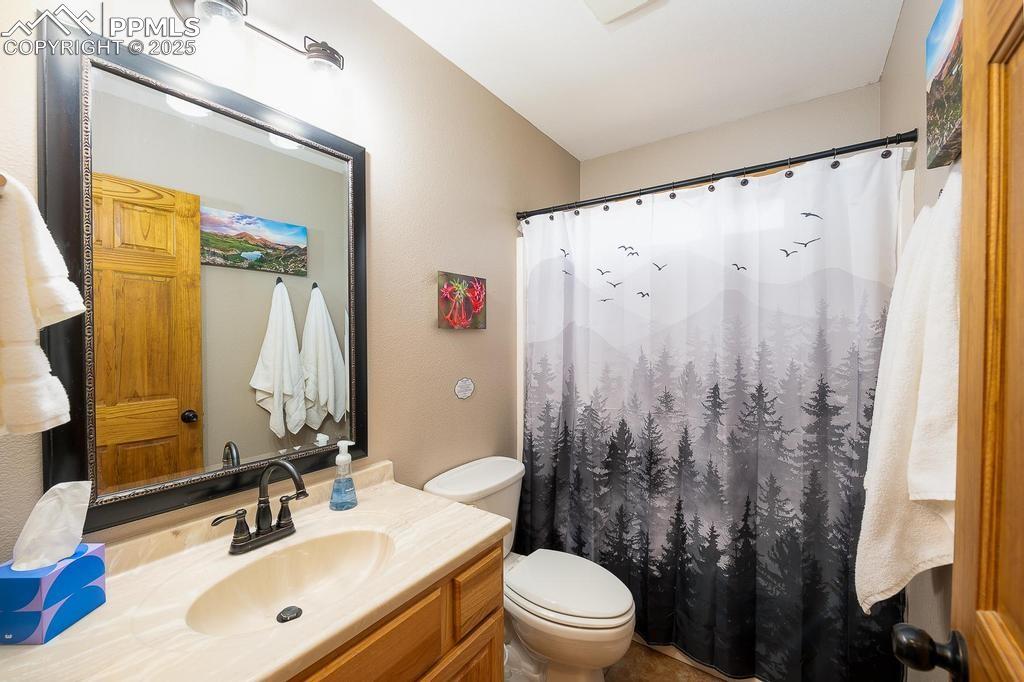 Image 14 of 30: Bathroom