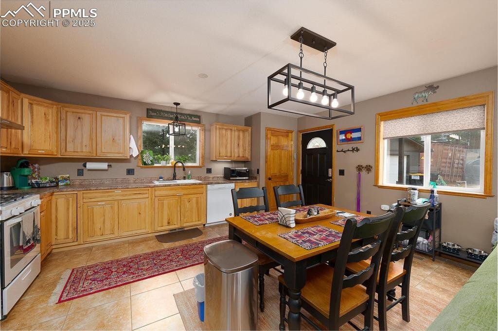 Image 4 of 30: Dining Area