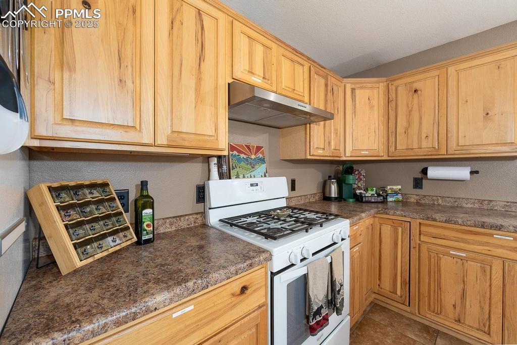 Image 6 of 30: Kitchen