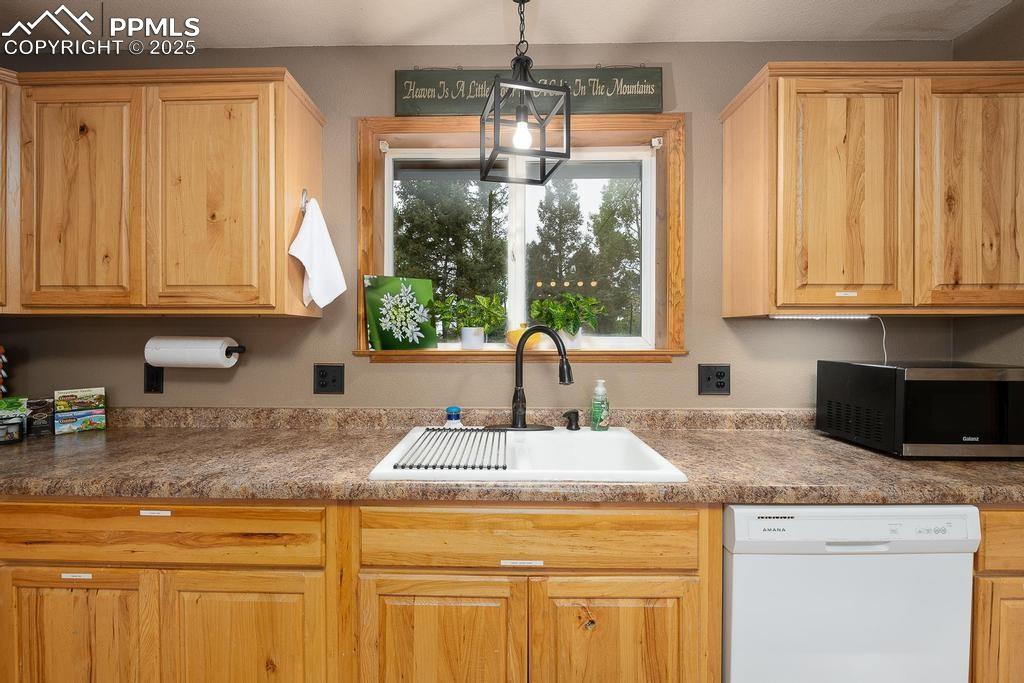 Image 7 of 30: Kitchen